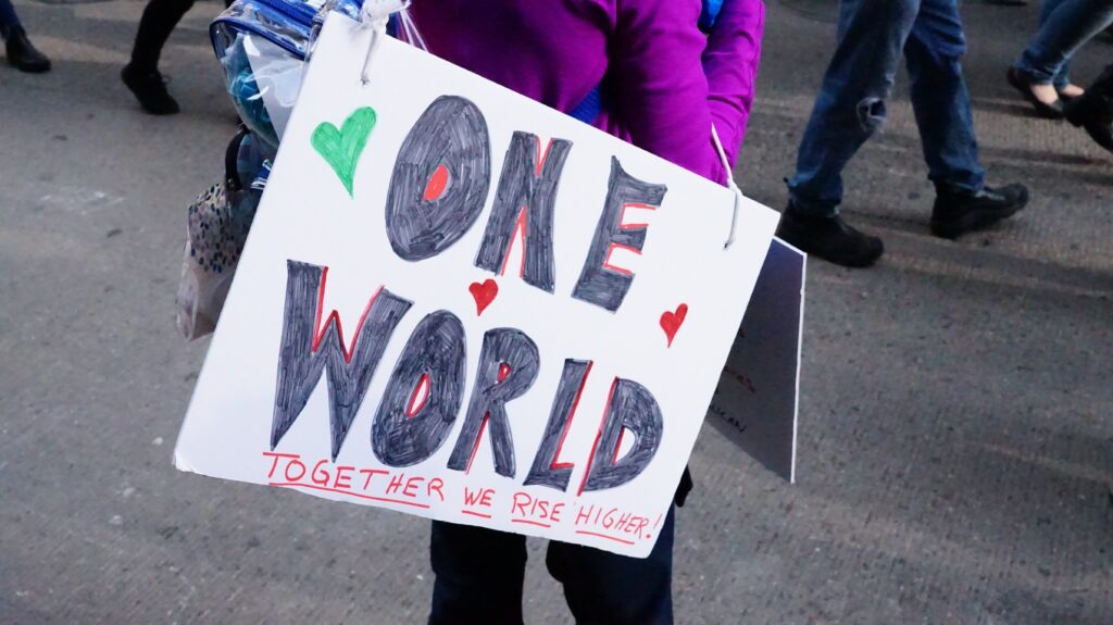 epitelous-o-kosmos-allazei-3