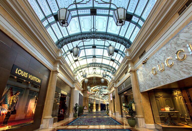 dimiourgies-vuitton-dior-givenchy-pou-mporeis-na-agoraseis-3