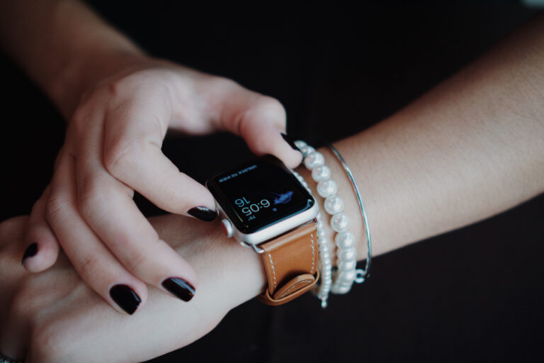 pos-ta-fitness-trackers-mporoun-na-entopisoun-noso-Parkinson-1