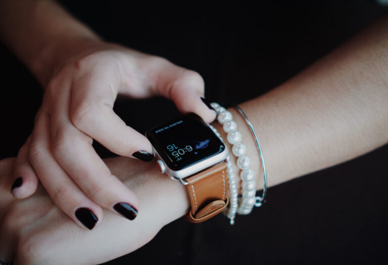 pos-ta-fitness-trackers-mporoun-na-entopisoun-noso-Parkinson-1