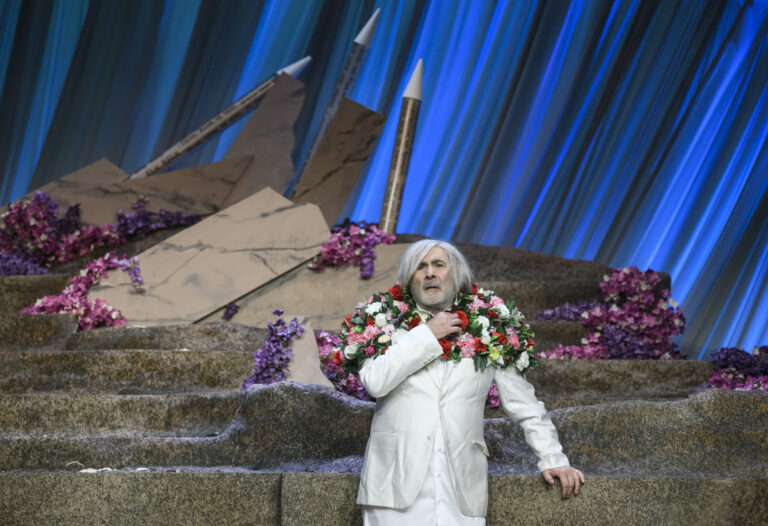 otan-pethana-mia-parastasi-me-trelo-gelio