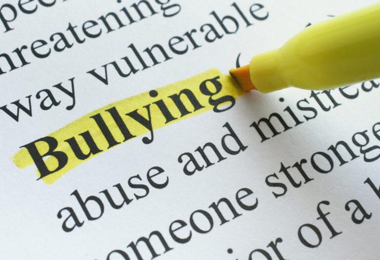 spazontas-ti-siopi-tou-sxolikou-ekfovismou