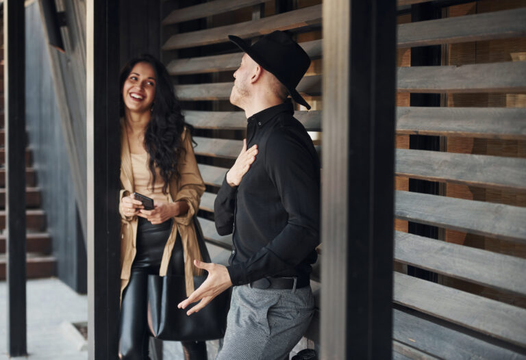 asteies-atakes-gia-flert-pou-tha-ton-kanoun-na-gelasei-a