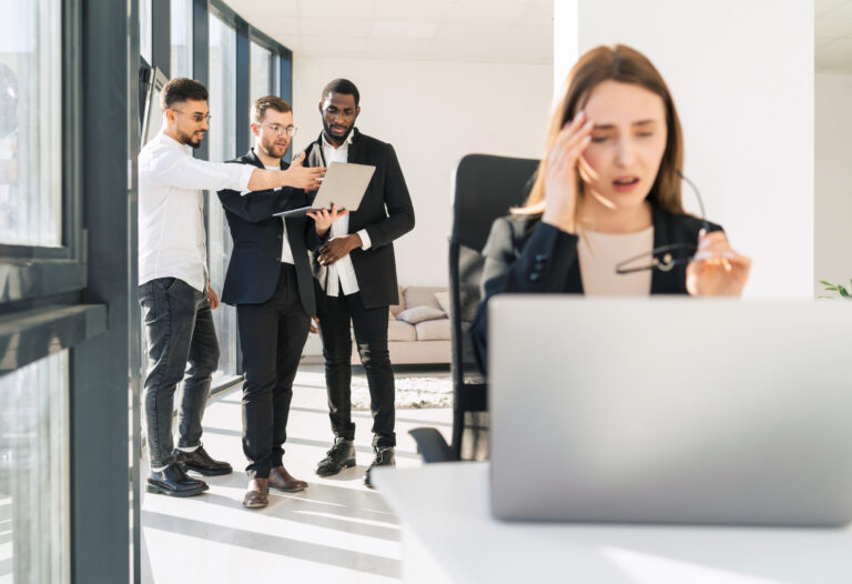 toxiki-apeili-ston-xoro-ergasias