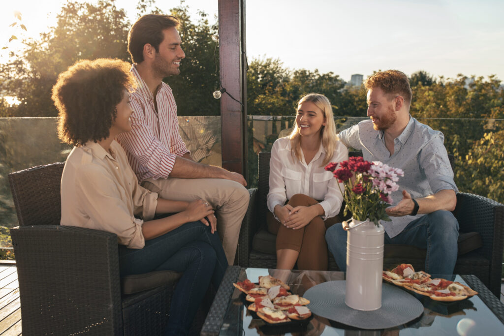 filikes-sigkentroseis-sto-mpalkoni-sou