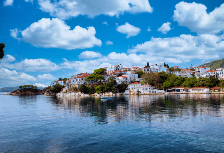 taxidi-oneiro-se-skiatho-kai-skopelo