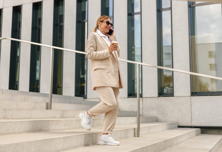 fthinoporina-outfit-me-sneakers-sto-grafeio