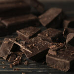 giati-i-mauri-sokolata-kanei-kalo-sti-diathesi-sou