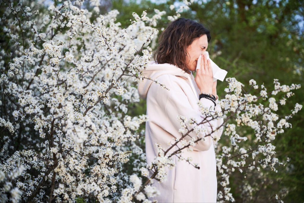 giati-oi-anoixiatikes-allergies-se-talaiporoun-olo-kai-perissotero